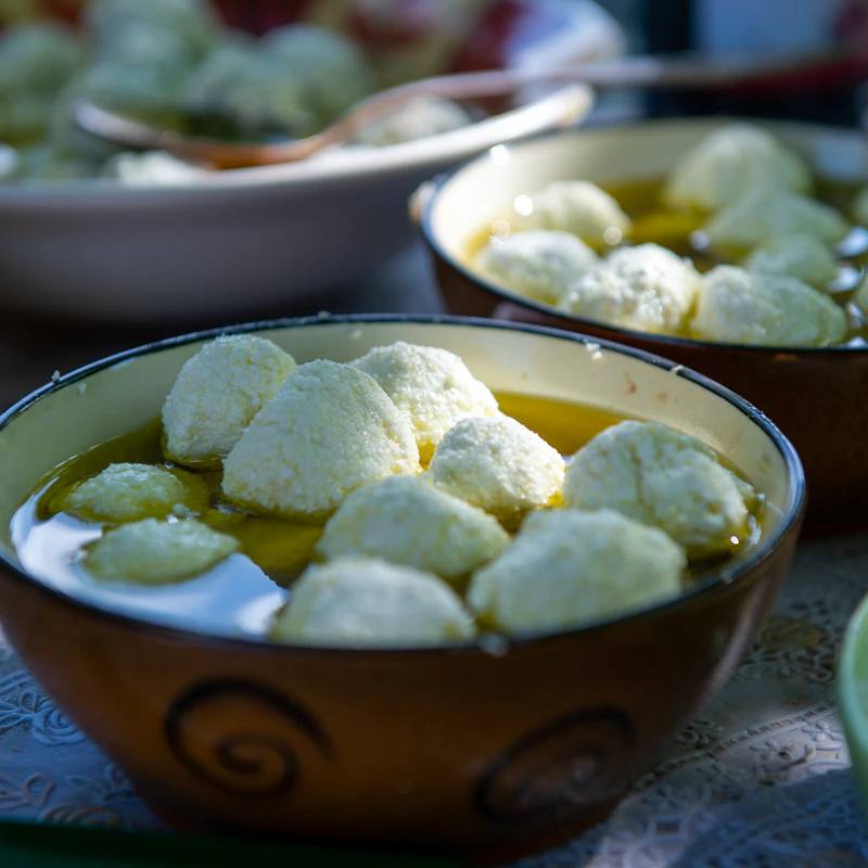 Colțunași cu brânză dulce și smântână, fierți și rumeniți în unt