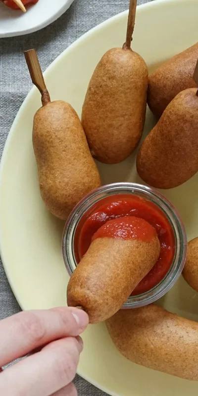 Corn dogs americani la airfryer: crenvurști în crustă de mălai, cu muștar și miere