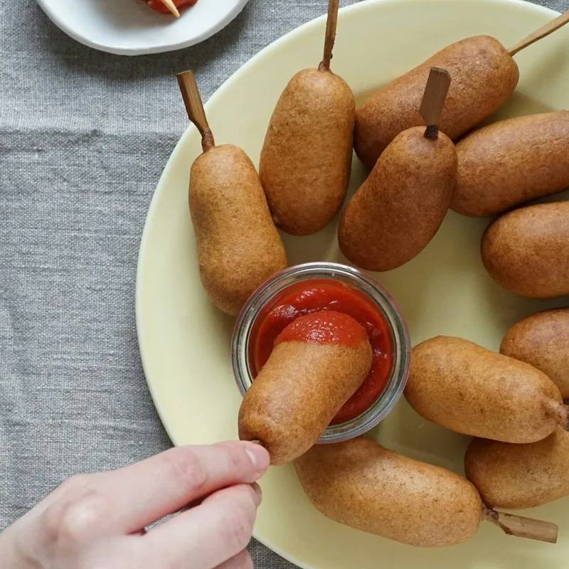 Corn dogs americani la airfryer: crenvurști în crustă de mălai, cu muștar și miere