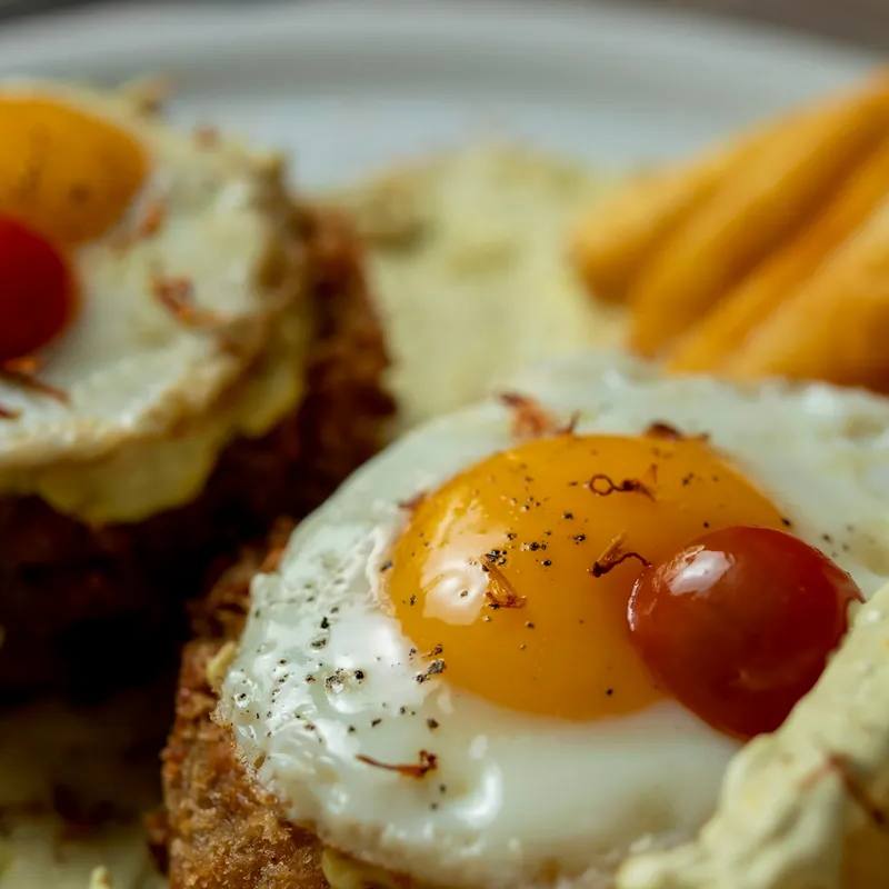 Coșulețe crocante de cartofi rași cu ou copt (rösti cu ou) la airfryer