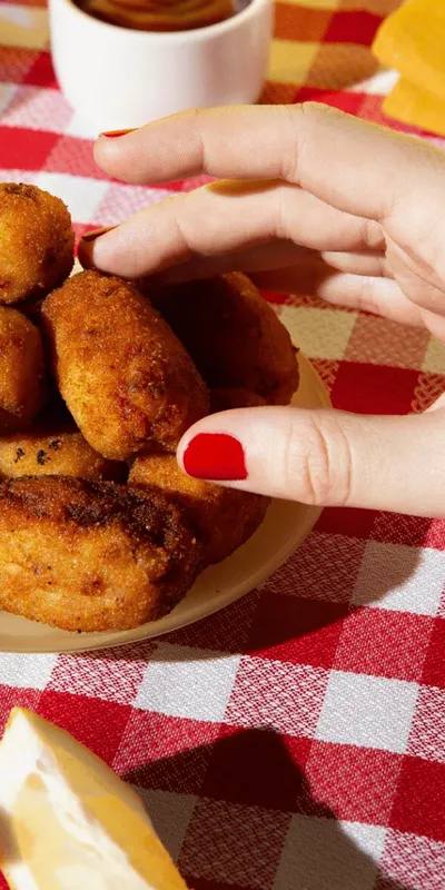 Crochete de cartofi cu brânză la airfryer