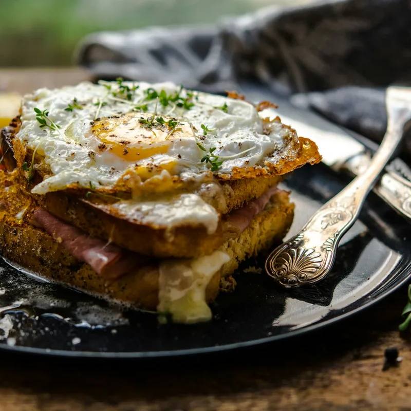 Croque monsieur la airfryer: sandvișuri franțuzești gratinate cu șuncă și sos bechamel de gruyère