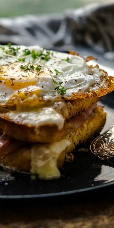 Croque monsieur la airfryer: sandvișuri franțuzești gratinate cu șuncă și sos bechamel de gruyère