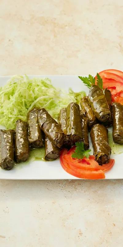 Dolmades cu carne la airfryer: sarmale grecești în foi de viță cu orez, lămâie și mărar