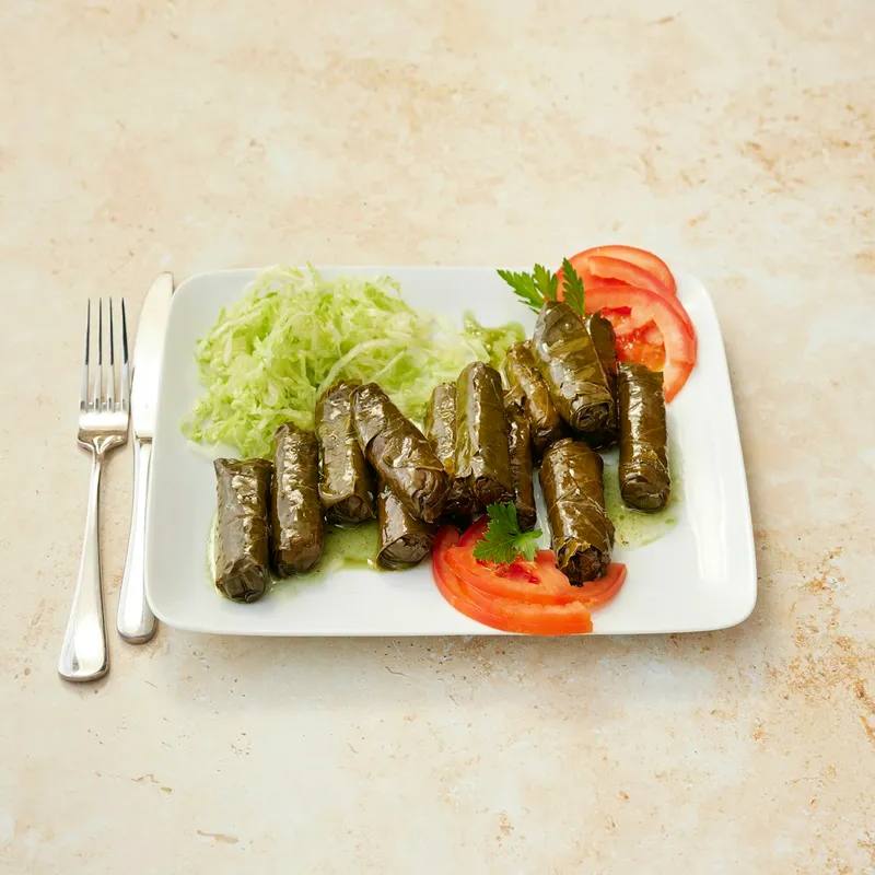 Dolmades cu carne la airfryer: sarmale grecești în foi de viță cu orez, lămâie și mărar