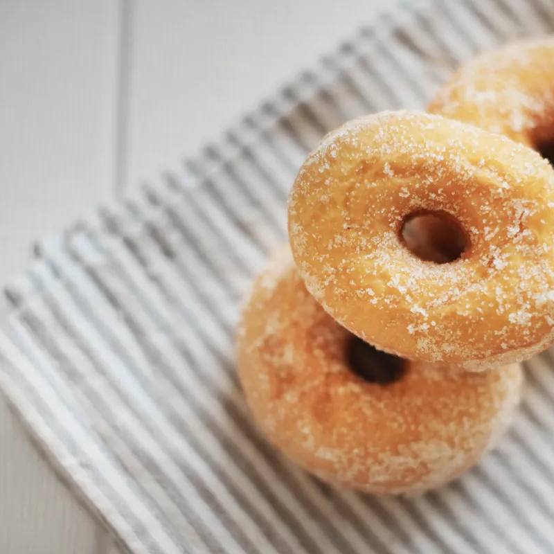 Donuts pufoase la airfryer cu glazură delicioasă de vanilie
