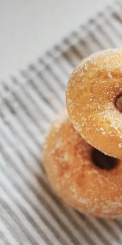 Donuts pufoase la airfryer cu glazură delicioasă de vanilie