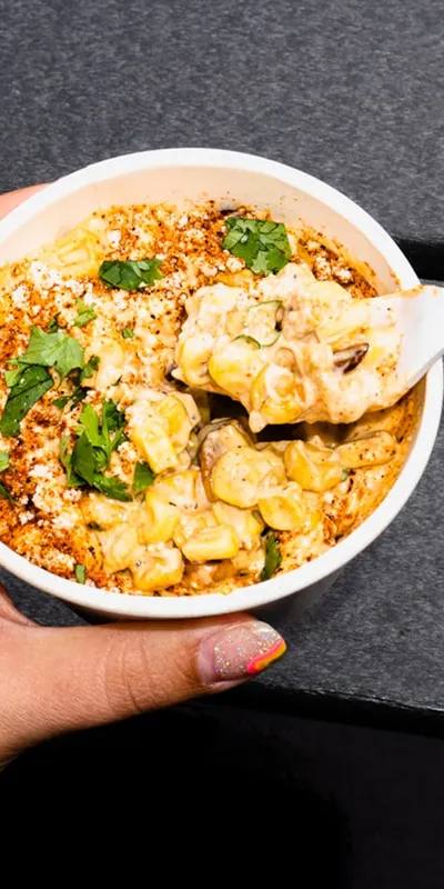 Elote asado mexican la airfryer: știuleți glazurați cu maioneză, brânză și chili lime