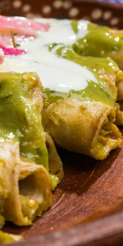 Enchiladas verzi cu pui și sos de tomatillo la airfryer