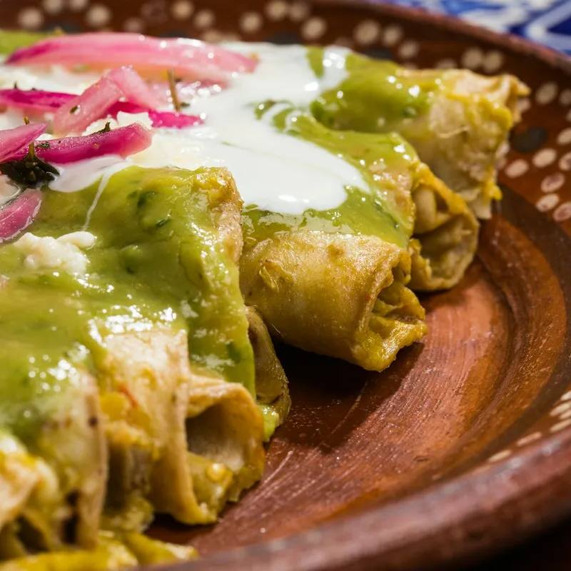 Enchiladas verzi cu pui și sos de tomatillo la airfryer