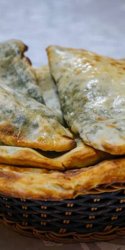 Fatayer libaneze cu spanac și sumac la airfryer: triunghiuri de aluat umplute cu spanac, ceapă și lămâie