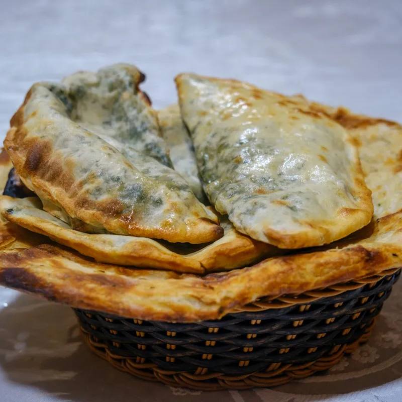 Fatayer libaneze cu spanac și sumac la airfryer: triunghiuri de aluat umplute cu spanac, ceapă și lămâie