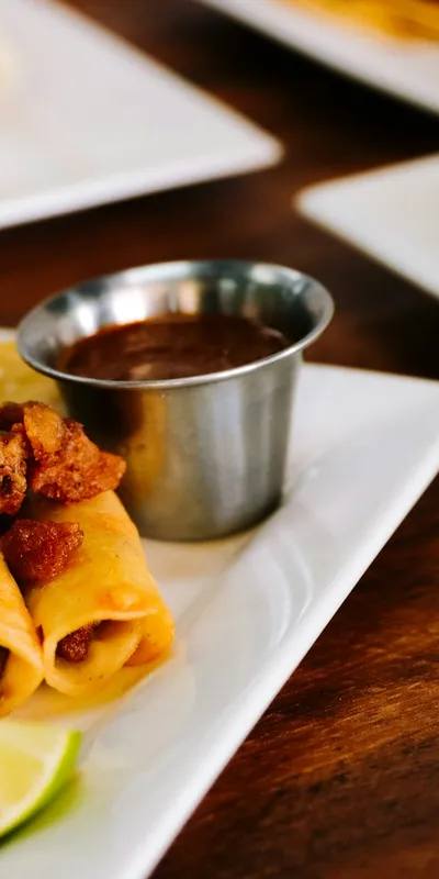 Flautas mexicane de cartofi cu chorizo la airfryer, crocante și rulate strâns