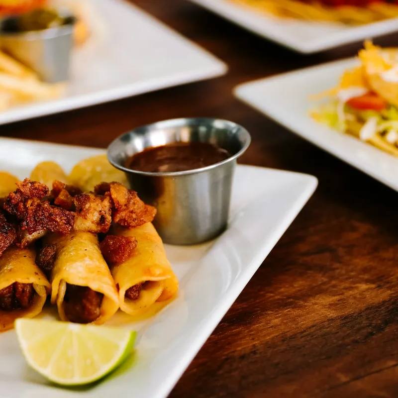 Flautas mexicane de cartofi cu chorizo la airfryer, crocante și rulate strâns