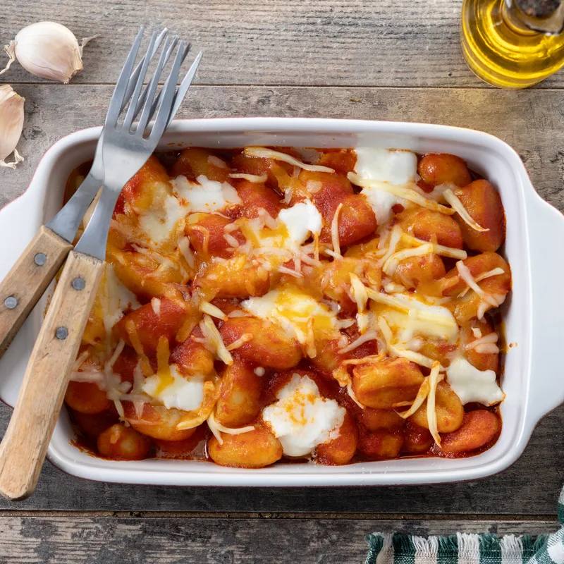Gnocchi gratinați cu sos de roșii și mozzarella la cuptor