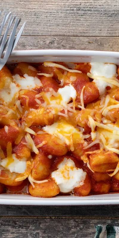 Gnocchi gratinați cu sos de roșii și mozzarella la cuptor