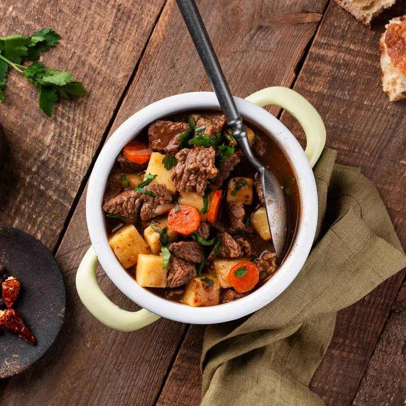 Gulaș unguresc cu vită și legume