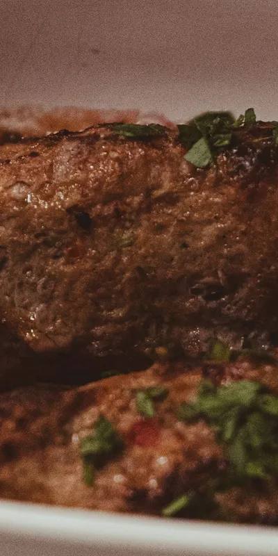 Involtini de vită cu pesto și pinioane la airfryer: rulouri italiene umplute cu spanac, ricotta și busuioc