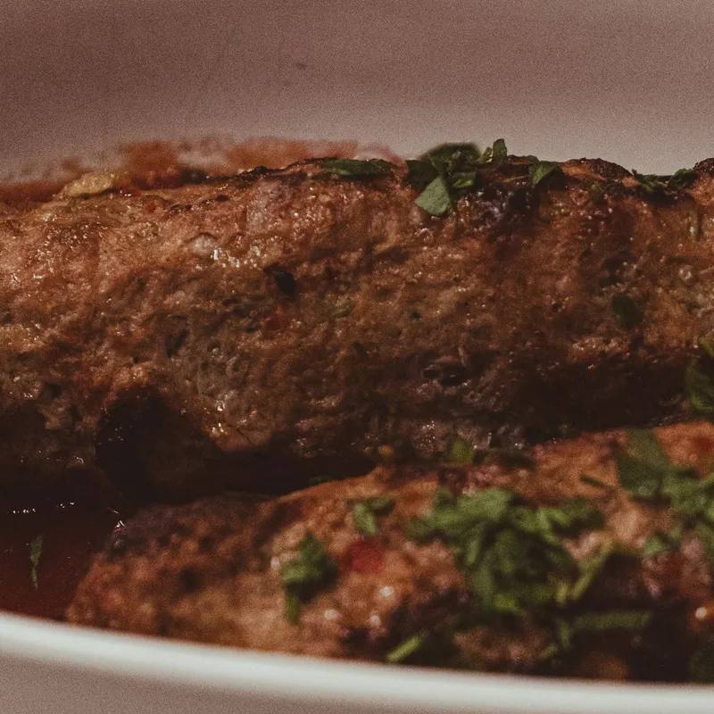 Involtini de vită cu pesto și pinioane la airfryer: rulouri italiene umplute cu spanac, ricotta și busuioc