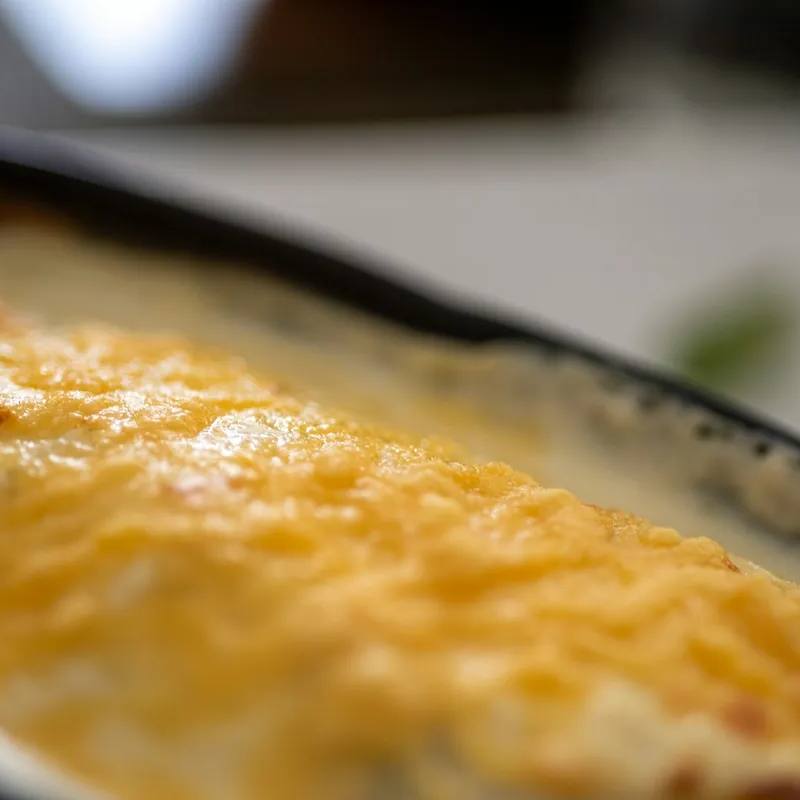 Kačamak sârbesc cu cartofi și cașcaval, gratinat crocant la airfryer