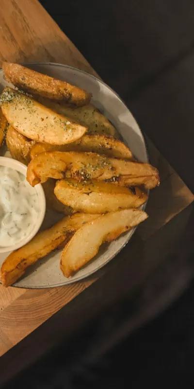 Keftedes grecești de cartofi și feta cu mentă la airfryer (chiftele vegetariene cu tzatziki)