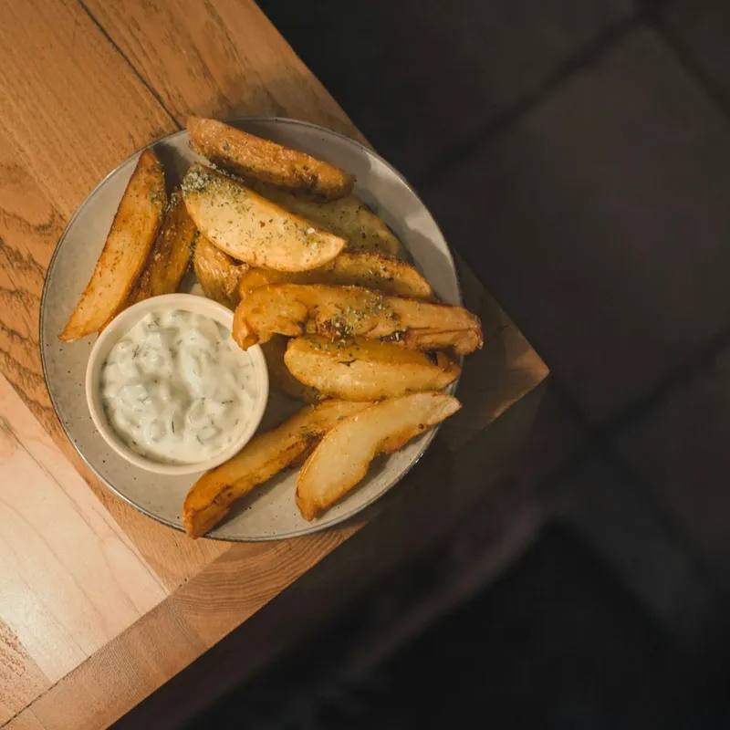 Keftedes grecești de cartofi și feta cu mentă la airfryer (chiftele vegetariene cu tzatziki)