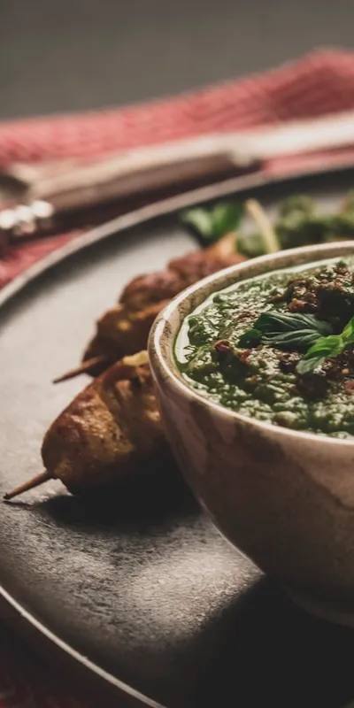 Kofta libaneză de miel cu pătrunjel și condimente la airfryer, cu sos de tahini