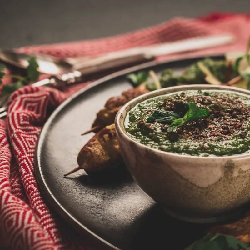 Kofta libaneză de miel cu pătrunjel și condimente la airfryer, cu sos de tahini