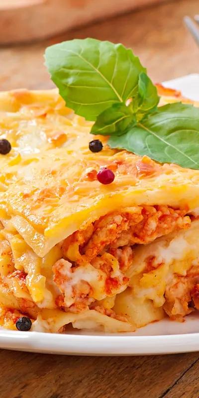 Lasagna clasică cu carne și sos bechamel