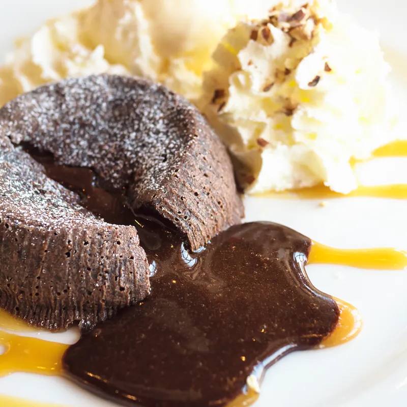 Lava cake cu ciocolată neagră