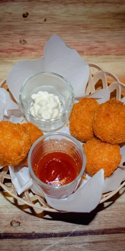 Mac and cheese balls crocante la airfryer (bulgări pane din paste cu brânză cheddar)