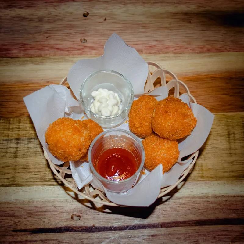 Mac and cheese balls crocante la airfryer (bulgări pane din paste cu brânză cheddar)