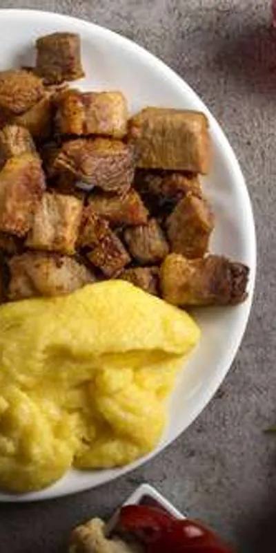 Mămăligă cu brânză și ou , perfectă pentru un prânz savuros