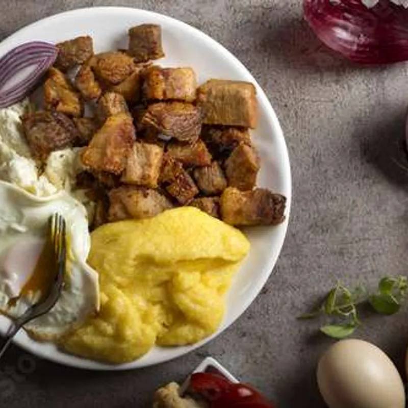 Mămăligă cu brânză și ou , perfectă pentru un prânz savuros