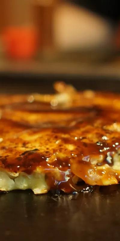 Okonomiyaki japonez la airfryer: clătită savuroasă cu varză și sos dulce-acrișor