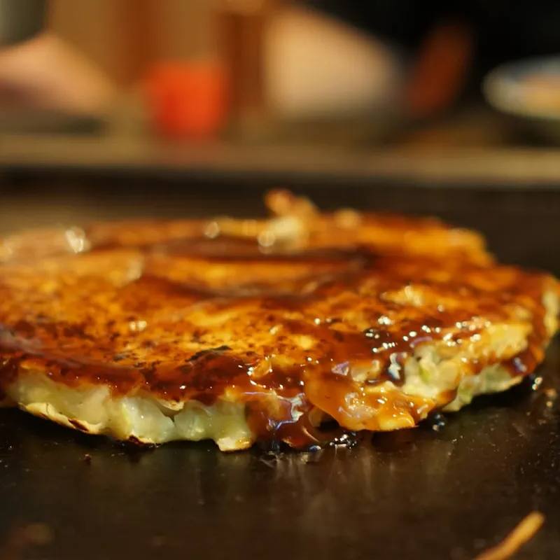 Okonomiyaki japonez la airfryer: clătită savuroasă cu varză și sos dulce-acrișor