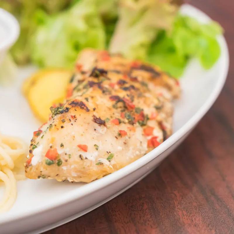 Piept de pui cu lămâie și ierburi aromatice în air fryer