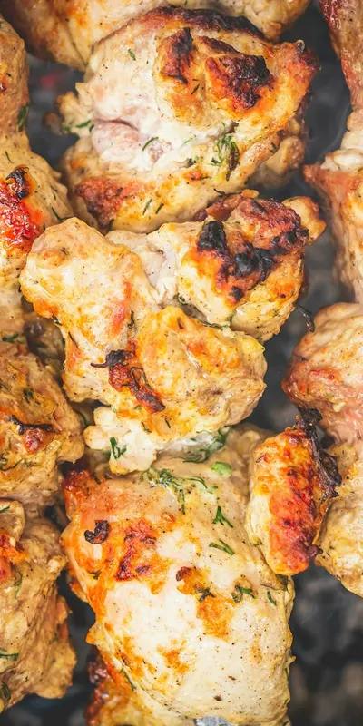 Pincho moruno la airfryer: frigărui spaniole de porc marinate cu chimion, boia și oregano