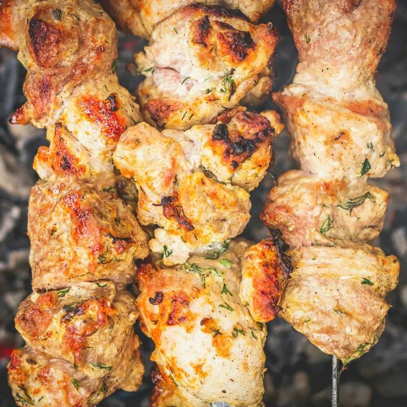 Pincho moruno la airfryer: frigărui spaniole de porc marinate cu chimion, boia și oregano