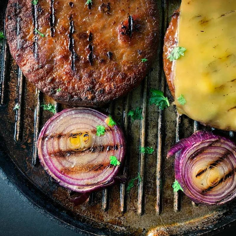 Pljeskavica sârbească la airfryer: chiftea plată balcanică suculentă cu ceapă și boia