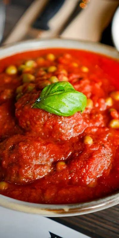 Polpette al forno la airfryer: chifteluțe de vită în sos de roșii cu busuioc și mozzarella