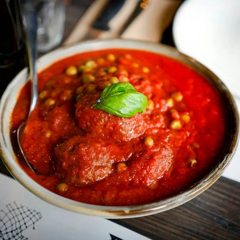Polpette al forno la airfryer: chifteluțe de vită în sos de roșii cu busuioc și mozzarella