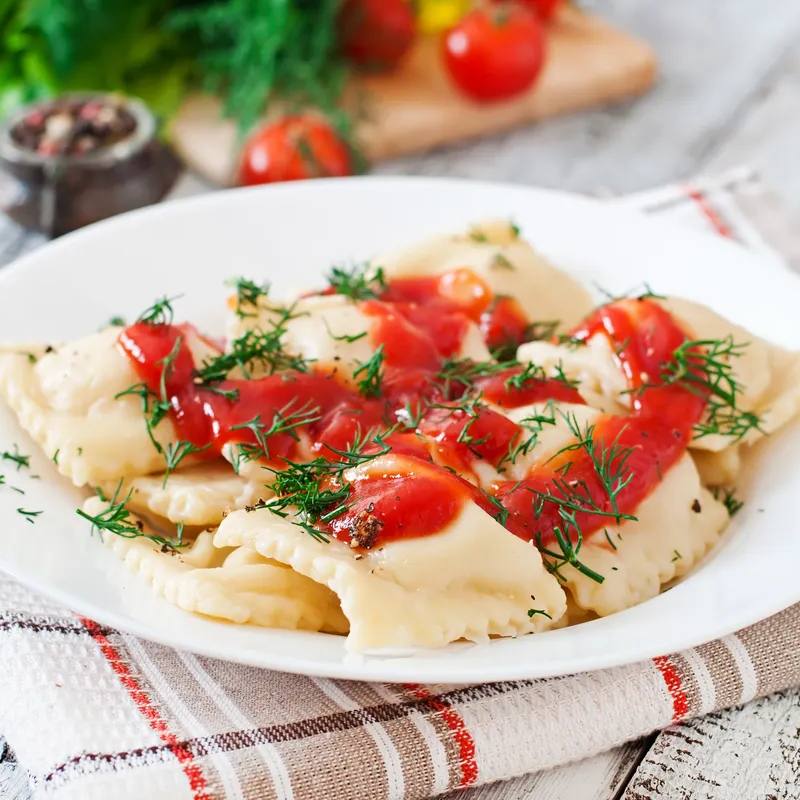 Ravioli cu legume și sos de roșii la airfryer