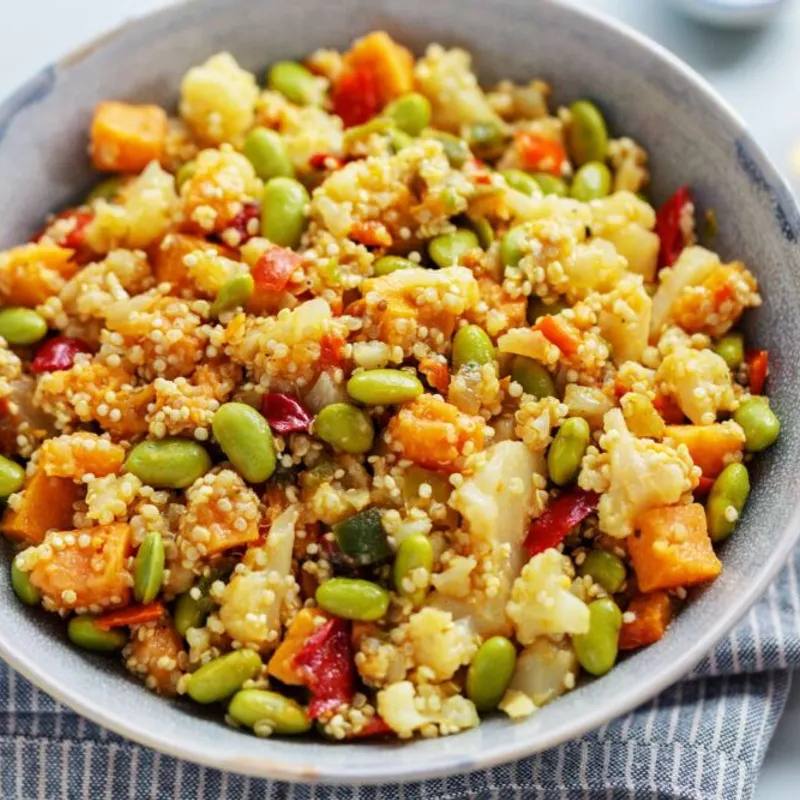 Salată de Quinoa cu Legume Crocante la Airfryer