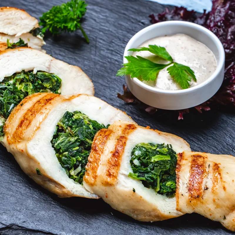 Ruladă de pui cu spanac și brânză feta la airfryer