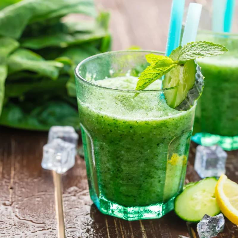 Smoothie verde cu spanac și ananas