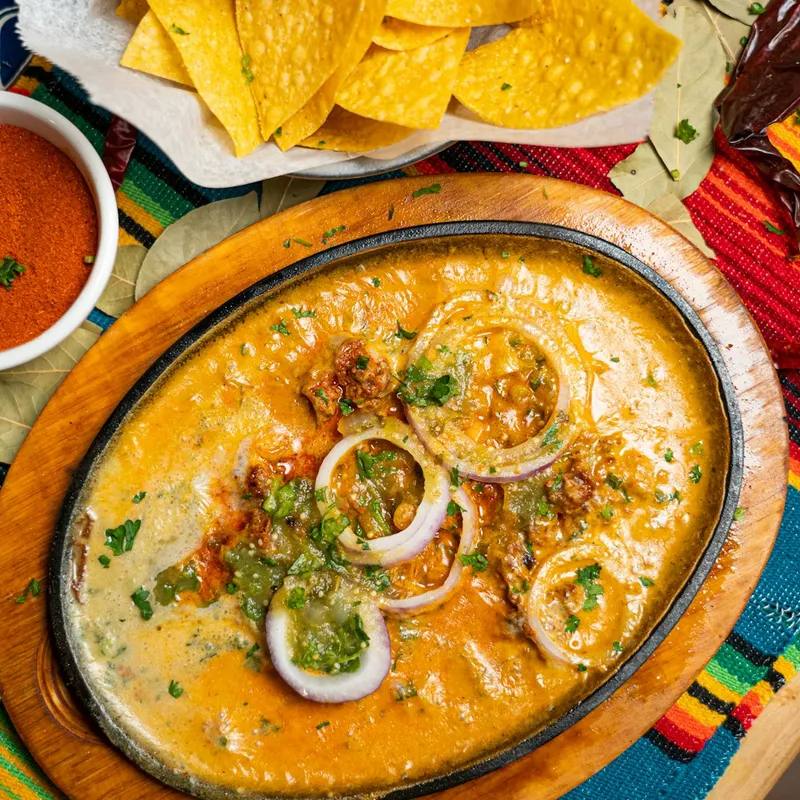 Sopes mexicane la airfryer: coșulețe groase de mălai cu fasole, brânză și salsa verde