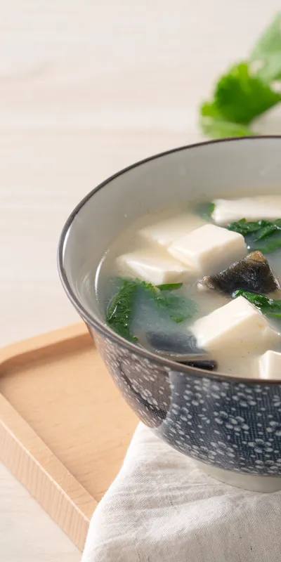 Supă miso cu tofu și alge marine