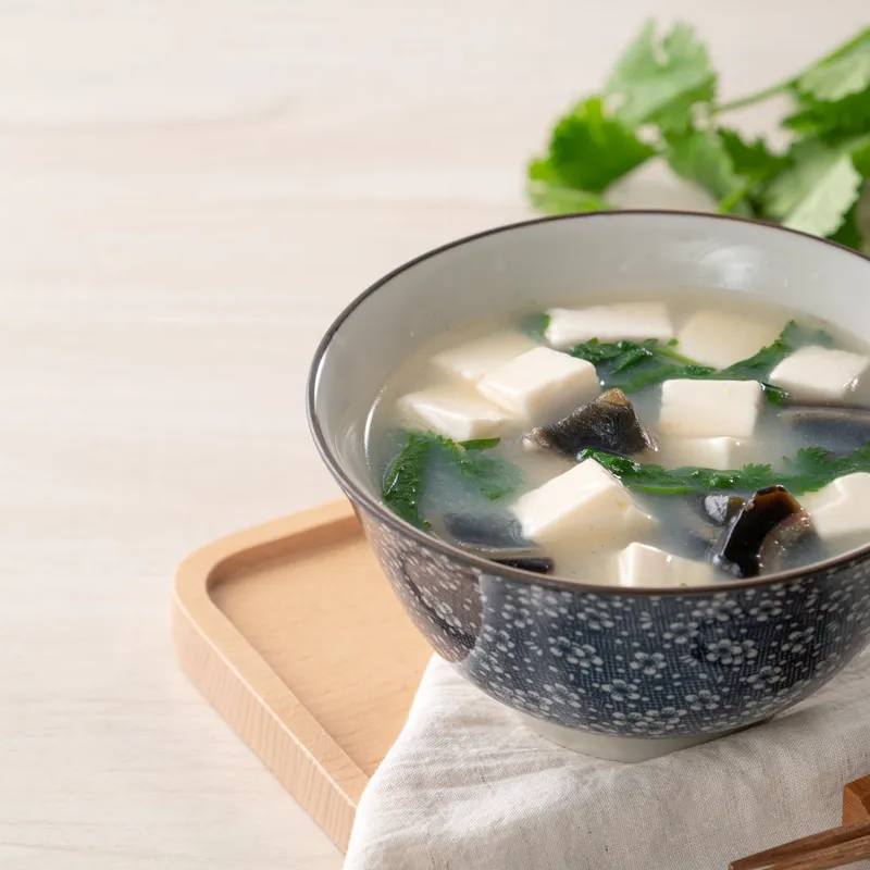 Supă miso cu tofu și alge marine