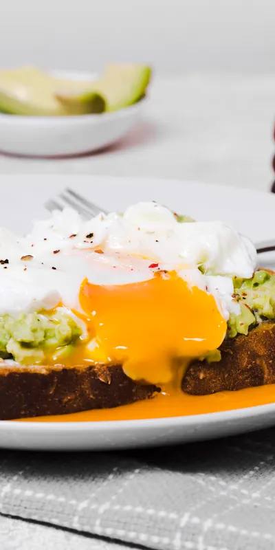 Tartine cu avocado și ou poșat la air fryer – Rețetă rapidă și plină de gust